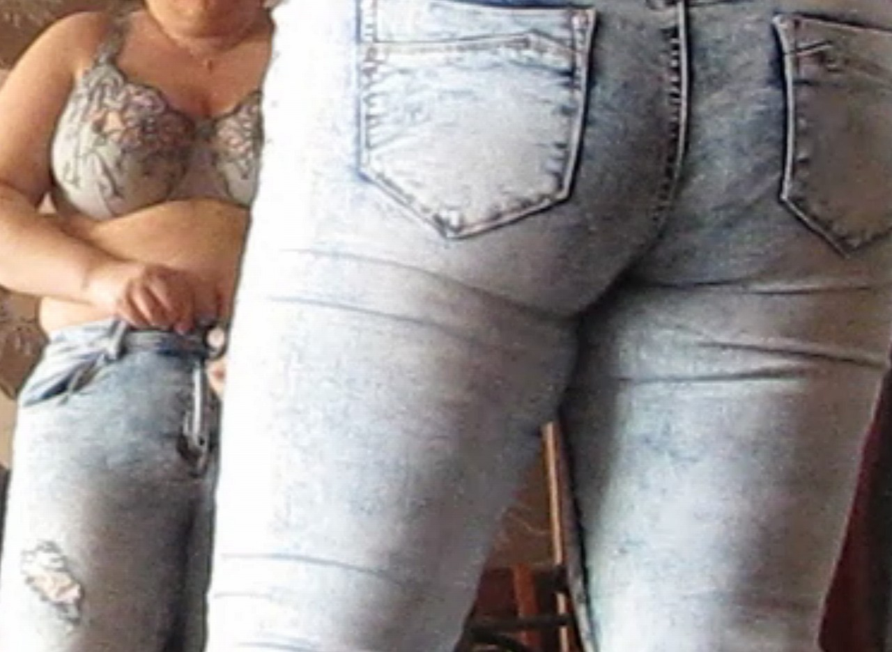 wife in ble jeans in mirrior and tits - N
