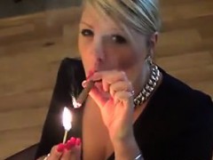 Mature Blond Rauchen Ein Cigar Punkt Von Aussicht