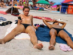 amateur-hot-topless-bikini-girls-spied-by-voyeur-at-beach
